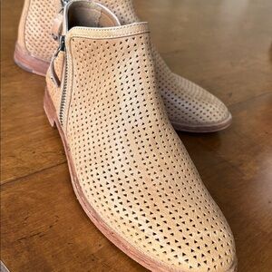 Trask Aubrey Natural Leather Ankle Boot, size 8.5